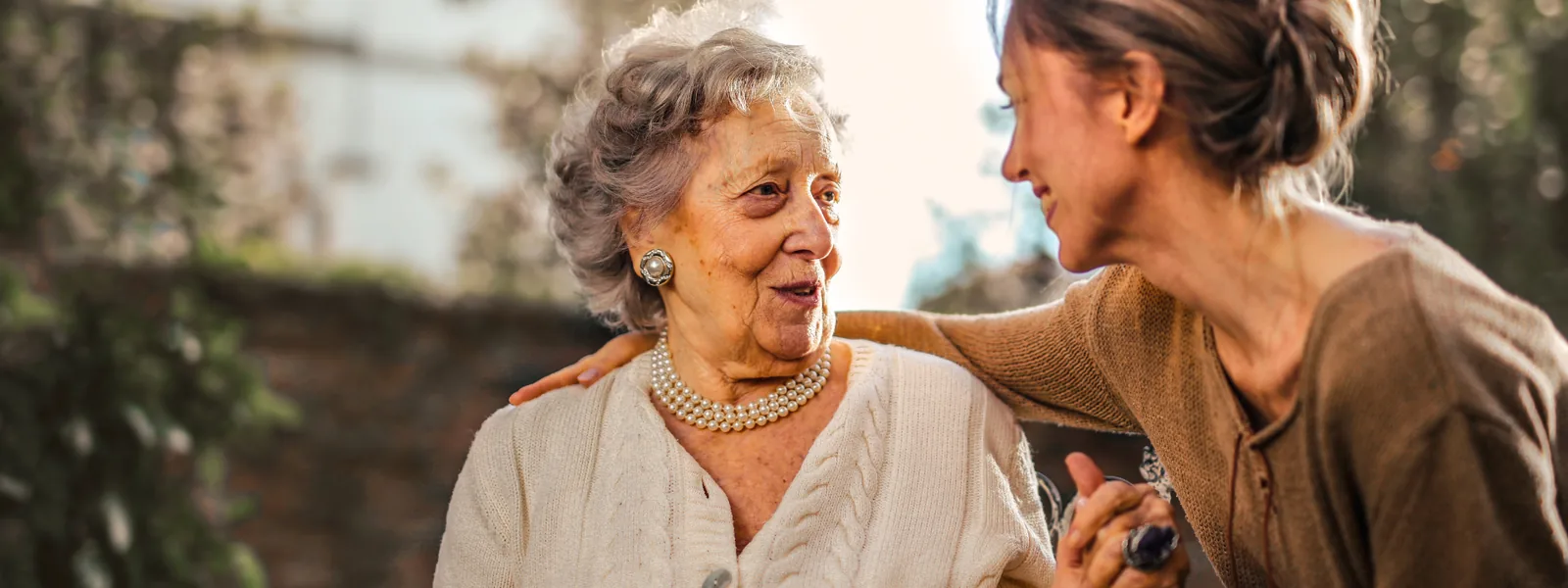Noodhulp systemen voor senioren en alarmknoppen